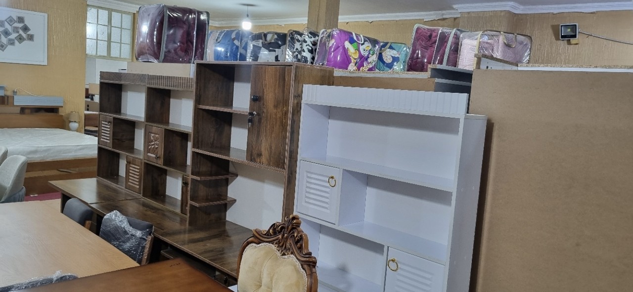 میز‌تحریر و کتابخانه