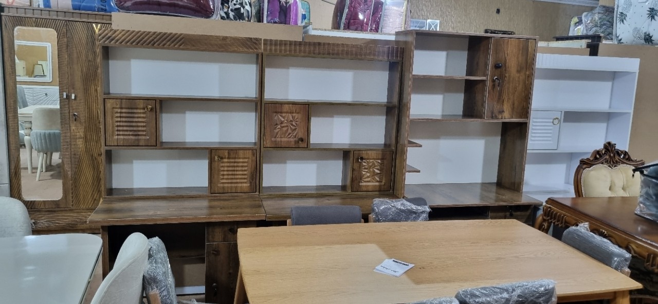 میز‌تحریر و کتابخانه